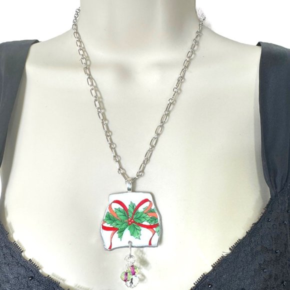 Broken Japan Bone China Artisan Pendant from Berries & Bows Wicks n Sticks Plate - Picture 4 of 14